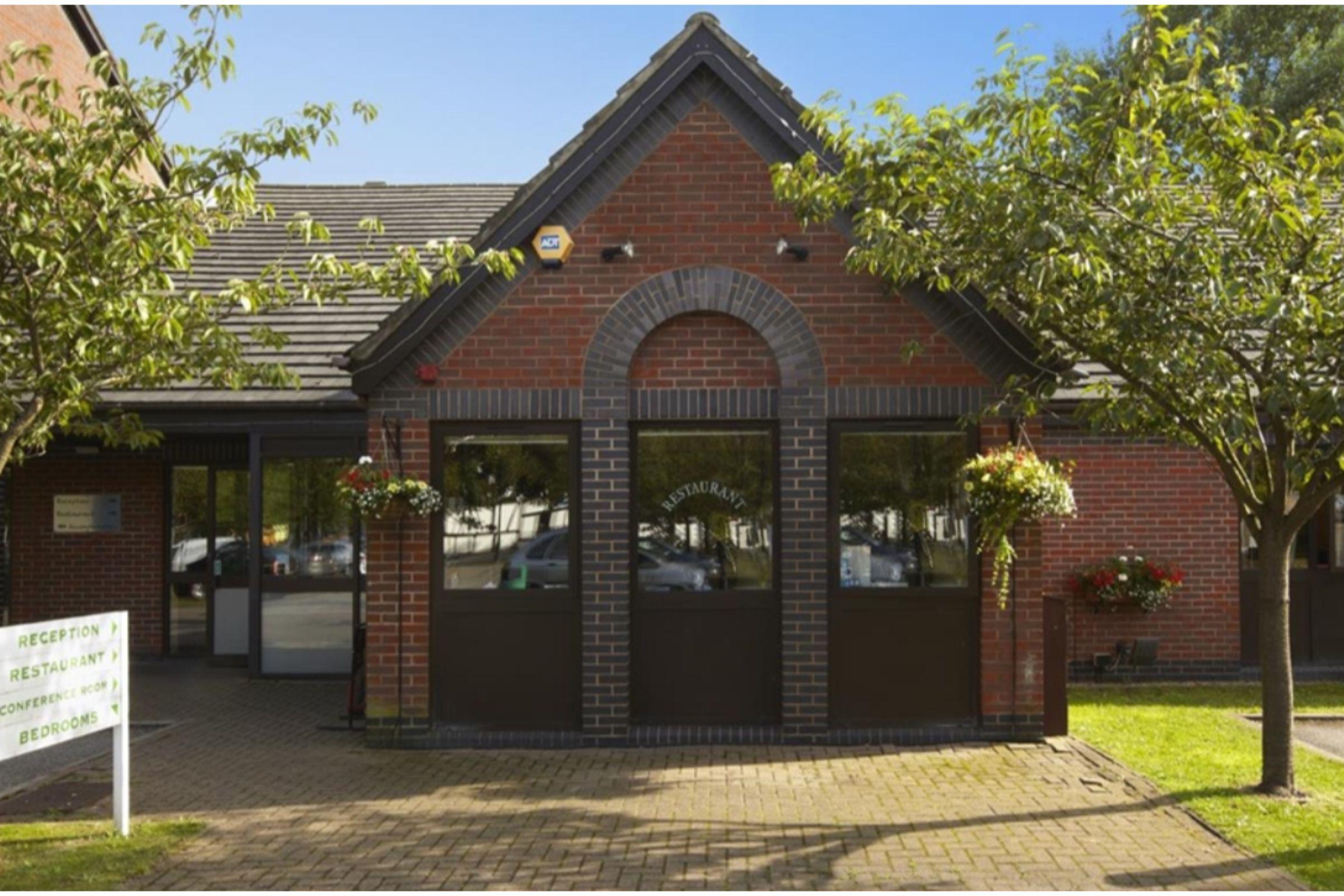 Отель Campanile Milton Keynes - Fenny Stratford Экстерьер фото